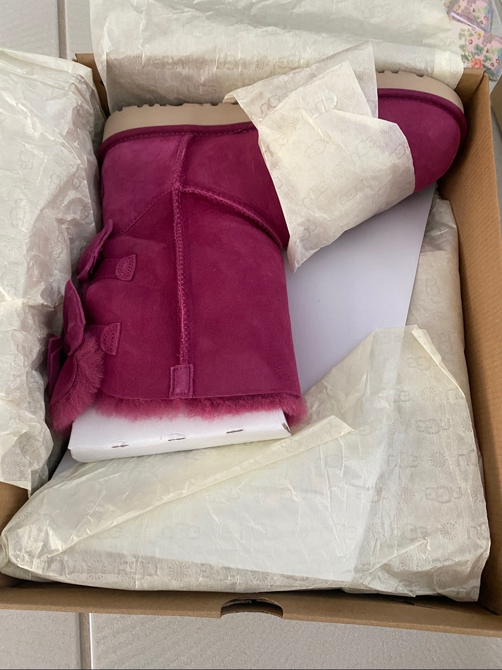 NIB UGG Fushia short MEILANI 2 bow boots. Suede /sheepskin. 10 - Picture 4 of 5